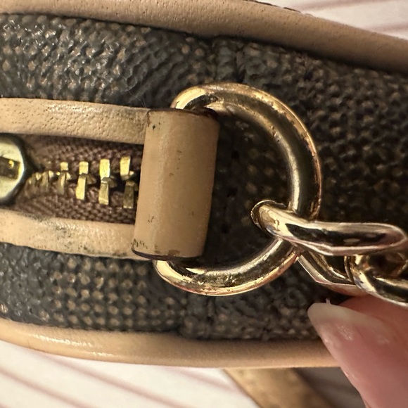 Authentic Micheal kors crossbody signature bag - Picture 7 of 7